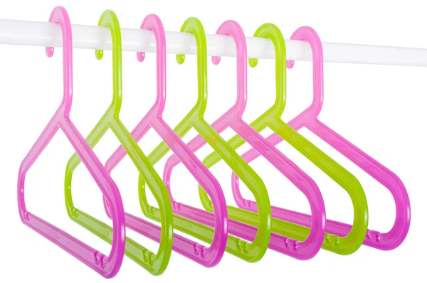 Gekleurde hangers op een staaf geïsoleerd op wit Rechtenvrije Stockfoto's