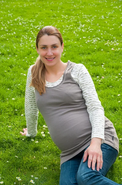 美丽的孕妇在公园里休息 — 图库照片