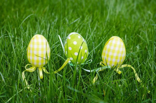 Uova di Pasqua su erba verde — Foto Stock