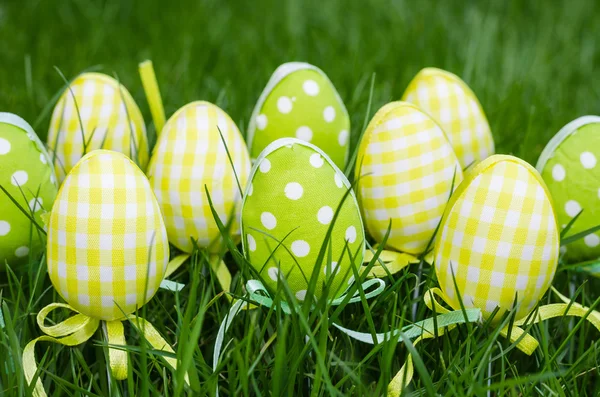 Huevos de Pascua sobre hierba verde — Foto de Stock