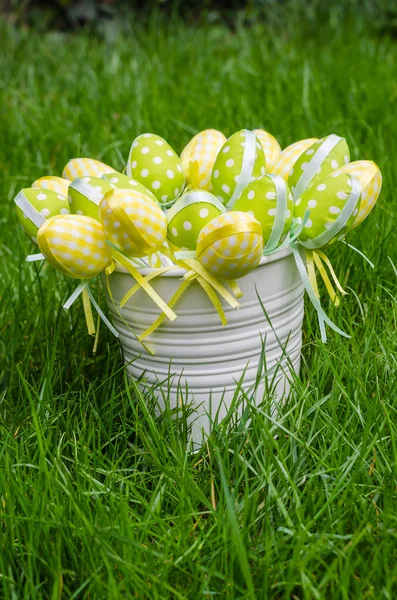 Uova di Pasqua in secchio bianco sull'erba — Foto Stock