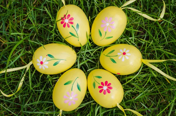 Painted easter eggs on green grass — Stock Photo, Image