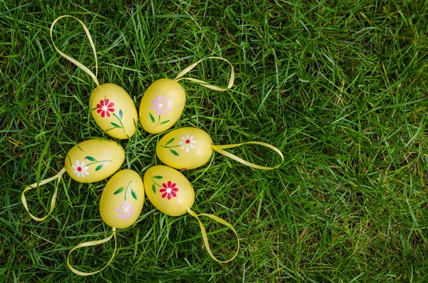 Painted easter eggs on green grass — Stock Photo, Image