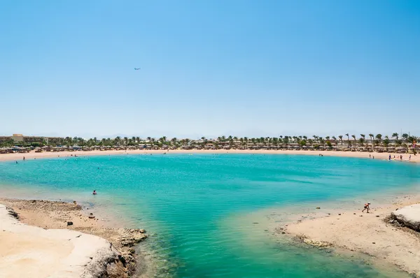 Lagoa tropical no Egito com água azul-turquesa e céu azul — Fotografia de Stock