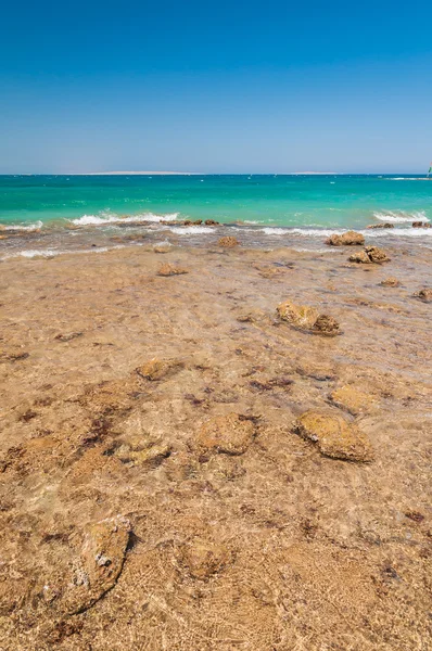 Belle mer rouge azur avec vagues et rochers en Egypte — Photo
