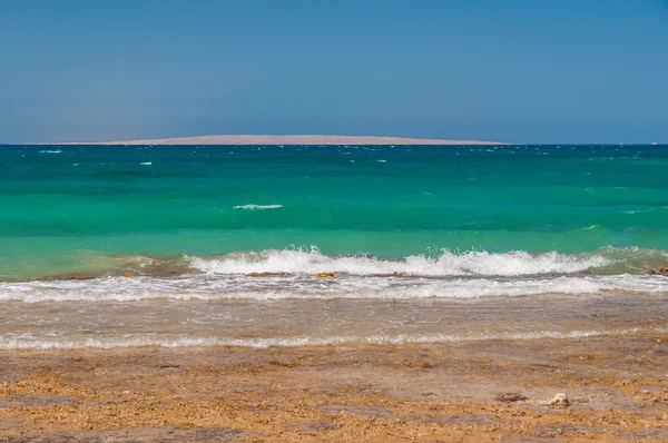 Belle mer rouge azur avec vagues et rochers en Egypte — Photo