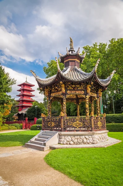 Maison de jardin chinoise et tour à Bruxelles, Belgique — Photo