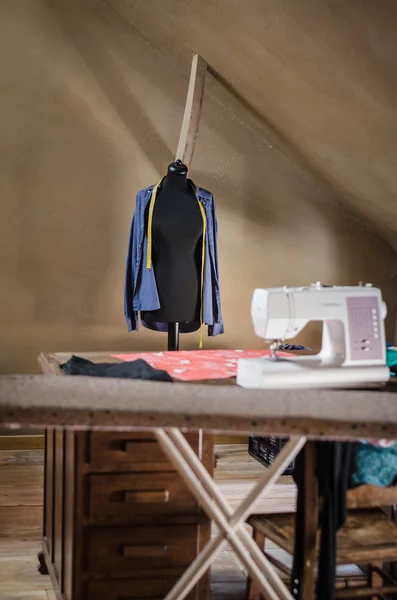 eski moda yaratıcı stüdyo odadaki kadın manken