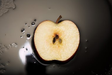siyah bir tavada kızarmış elma tatlı taze dilim sos içinde kaplı
