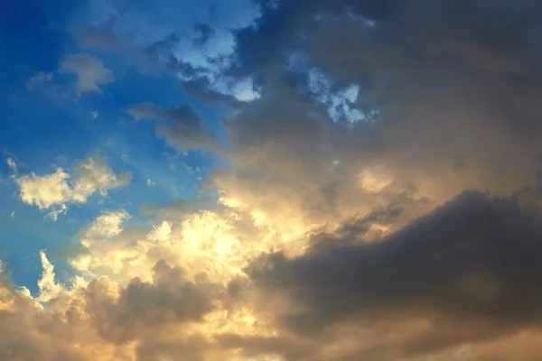 Fundo de céu bonito com nuvens cumulus — Fotografia de Stock