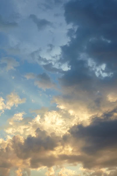 Błękitne niebo i białe opuchnięte chmury — Zdjęcie stockowe