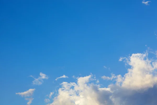 Mavi gökyüzü ve beyaz kabarık bulutlar — Stok fotoğraf