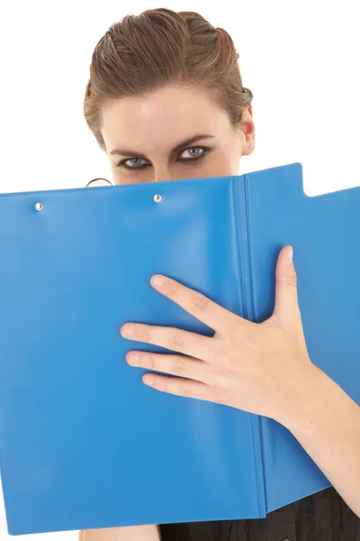 Zakenvrouw met een blauw omslag in handen — Stockfoto