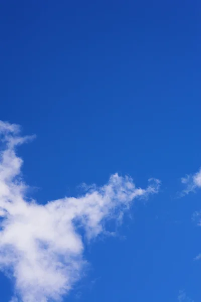 青空と白いふかふかの雲 — ストック写真