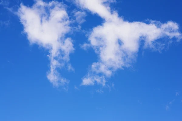 Mavi gökyüzü ve beyaz kabarık bulutlar — Stok fotoğraf