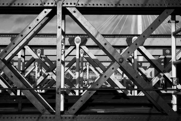 Bränna till kol cross railway bridge balkar — Stockfoto