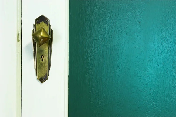 Дверная ручка и зеленая стена — стоковое фото
