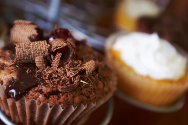 Czekolada i krem cupcakes wypełnione — Zdjęcie stockowe