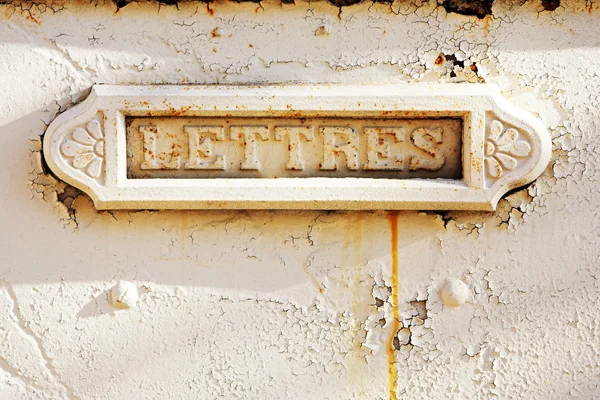 Une boîte aux lettres intégrée dans un mur — Photo