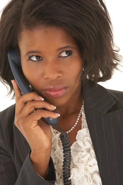 Afrikansk affärskvinna pratar i telefon — Stockfoto