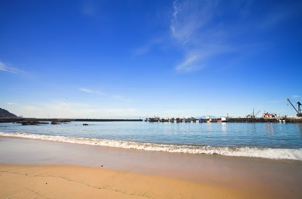 A praia rasa dentro do porto de Kalkbay — Fotografia de Stock