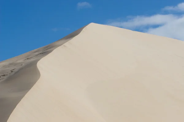 Zandduinen en blauwe lucht — Stockfoto