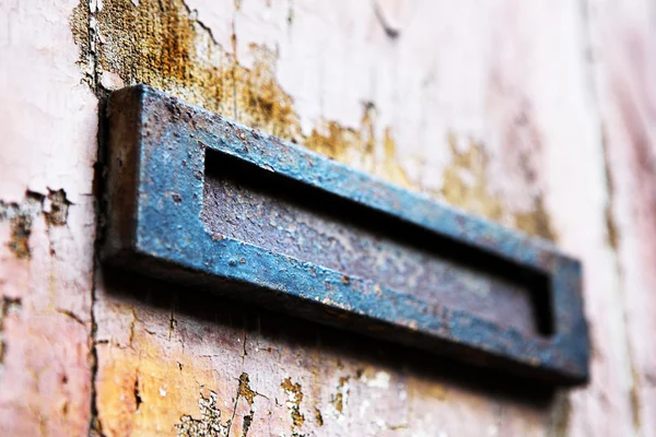 Briefkasten gegen eine alte Mauer. — Stockfoto