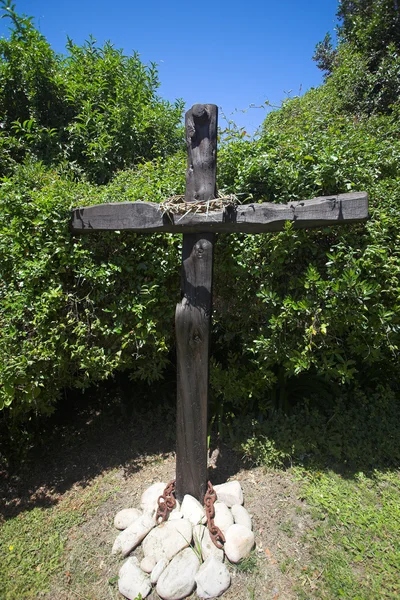 Coroa de espinhos em uma cruz de madeira . — Fotografia de Stock