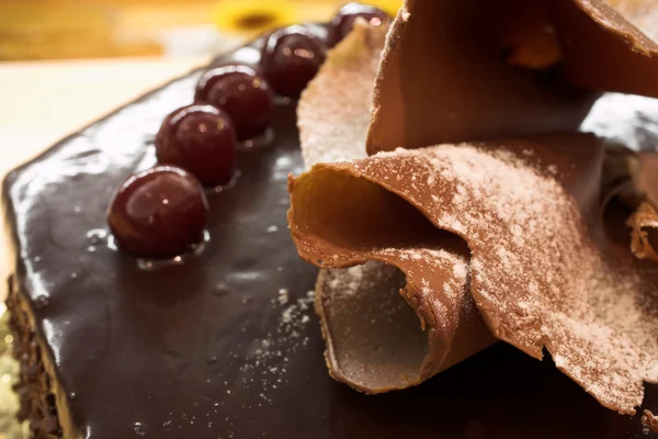 Pastel de chocolate glaseado y cerezas en una pastelería francesa y chocolatería — Foto de Stock