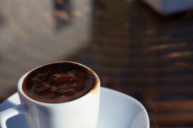 Beyaz fincan Türk kahvesi