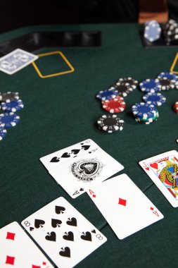 oyun kartları, keçe cips ve yeşil bir kumar oyuncular poker masası