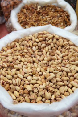 kavrulmuş fıstık fındık kabuklarında market torbaları