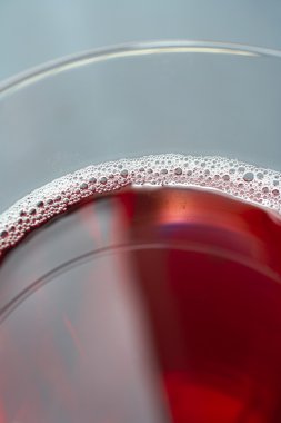 bardak taze kırmızı şarap döktü