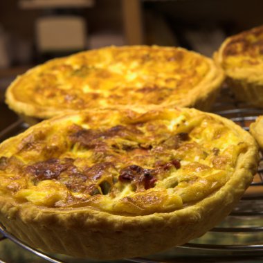 camlı Fransız quiche lorraine içinde bir Pastane