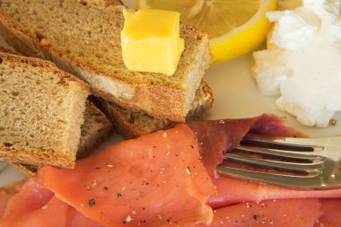 somon ve krem plaka ile kepekli ekmek