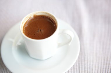 küçük beyaz Türk Türkiye küçük bir kırsal kafede servis gibi kahve fincan