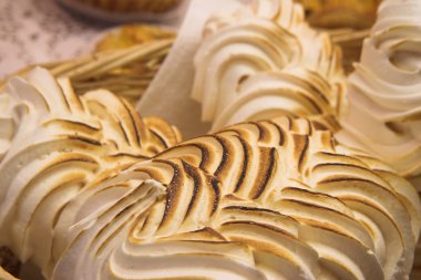 bir tablo üzerinde beyaz beze