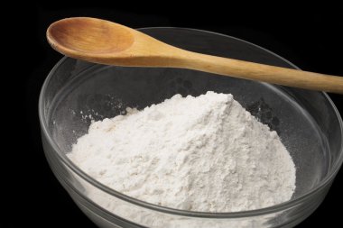 İçeride bir cam kase karıştırma tahta kaşıkla kek un