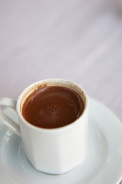 küçük beyaz fincan Türk kahvesi