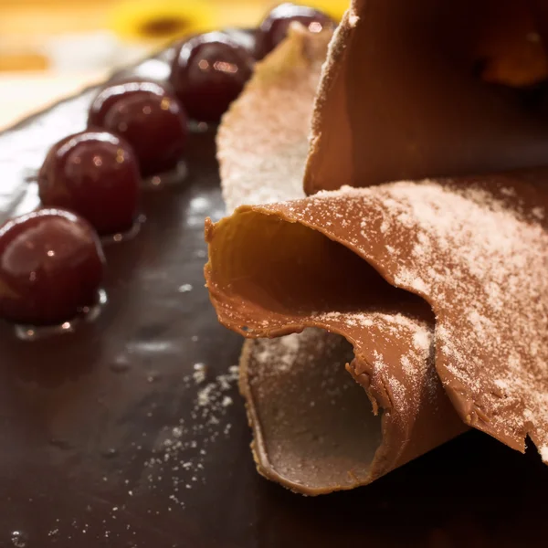 Torta al cioccolato glassato e ciliegie in una pasticceria francese e cioccolaterie — Foto Stock