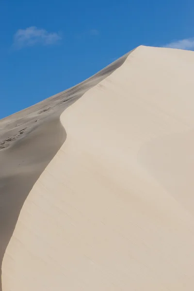 Zandduinen en blauwe lucht — Stockfoto