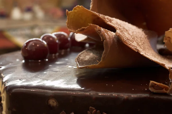 Pastel de chocolate glaseado y cerezas en una pastelería francesa y chocolatería — Foto de Stock