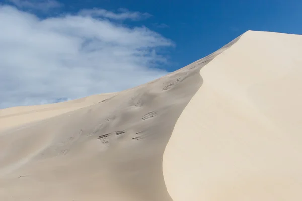 Zandduinen en blauwe lucht — Stockfoto