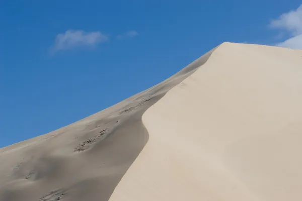 Dunas de arena y cielo azul —  Fotos de Stock