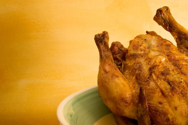 Preparado pollo entero en un plato — Foto de Stock