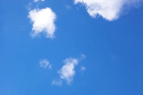 青空と白いふかふかの雲 — ストック写真
