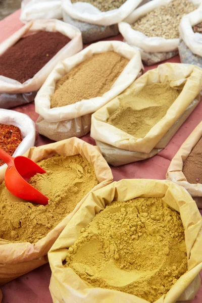 Zakken van droge gemalen peper en curry poeder produceren uit de markt — Stockfoto