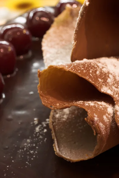 Gâteau au chocolat glacé et cerises dans une pâtisserie et chocolaterie française — Photo