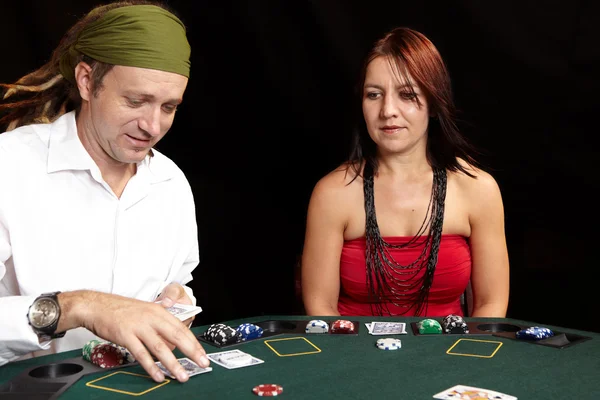 Hrací karty, žetony a hráči her kolem zelené cítil pokerový stůl — Stock fotografie