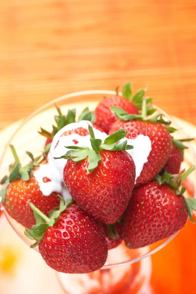 Fresh red strawberries and cream in a martini glass — Stock Photo, Image